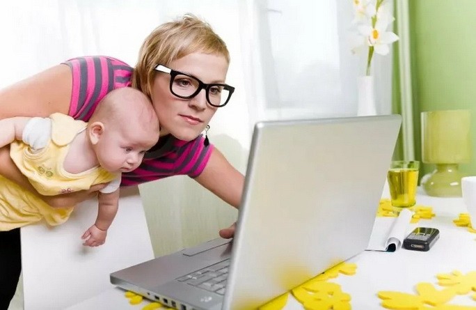 Девушка с ребенком за компьютером