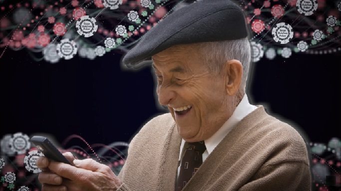 Пожилой человек с телефоном
